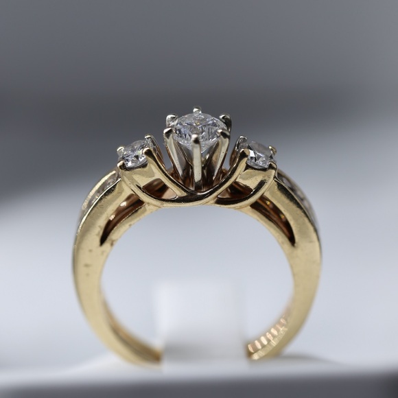 Elegant Gold and Diamond Ring - Picture 5 of 9